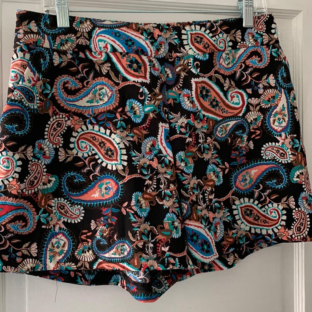 Cute brown paisley short with stretch waistband and pockets!
